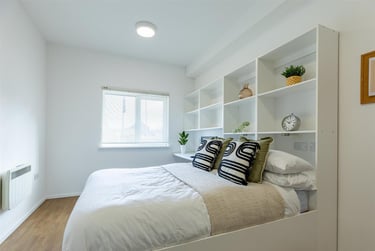 1 bed studio, Alexandra Road, Mutley, Plymouth, PL47EG - Image 1